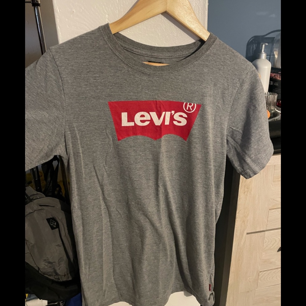 LEVI signature tee